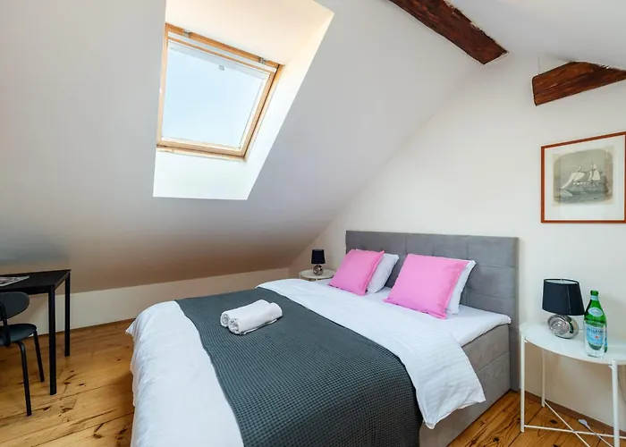 Stylish 2-Level Apartment Near The National Theatre