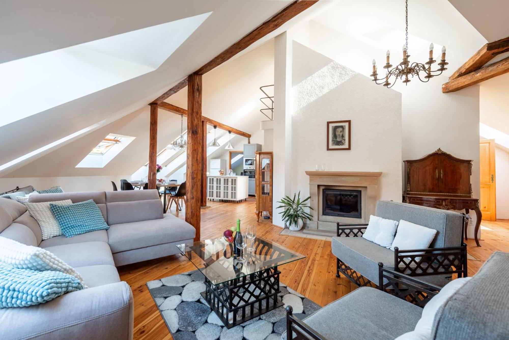 Stylish 2-level Near The National Theatre Appartement